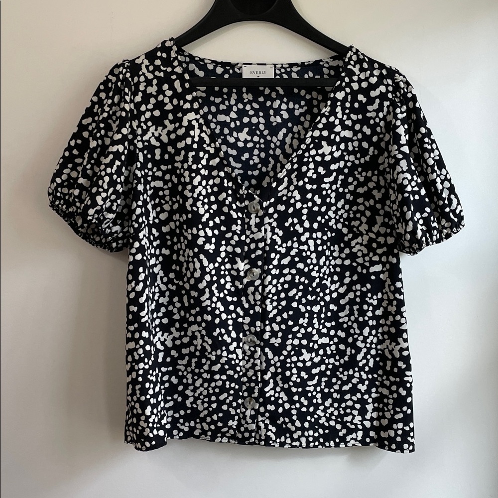 Everly Black and White Button-Front Puff Sleeve V-Neck Blouse L